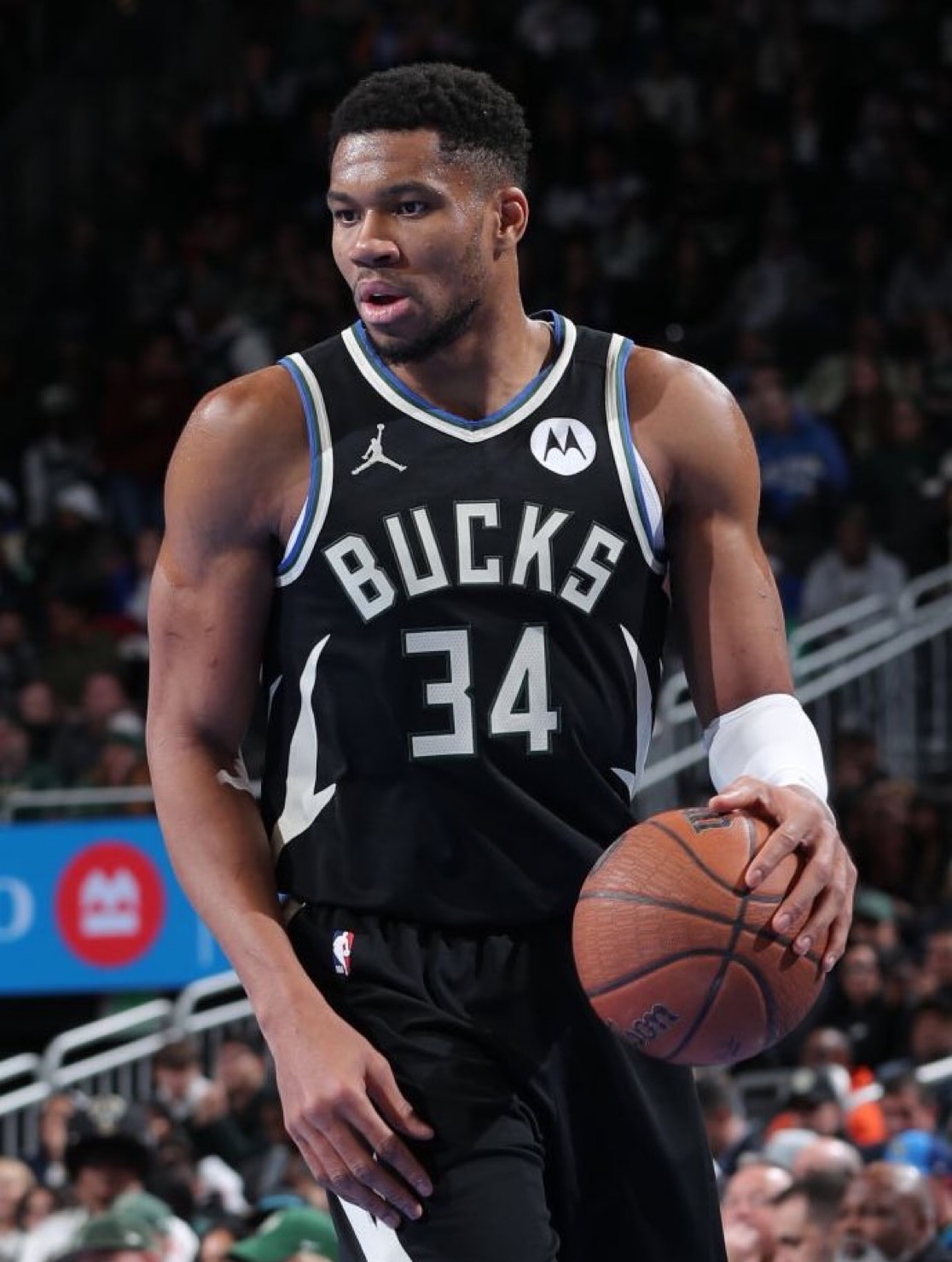 国际比赛日体能课后，密尔沃基雄鹿复出首秀备战德甲，赛场秩序良好，球探报告显示潜力的简单介绍