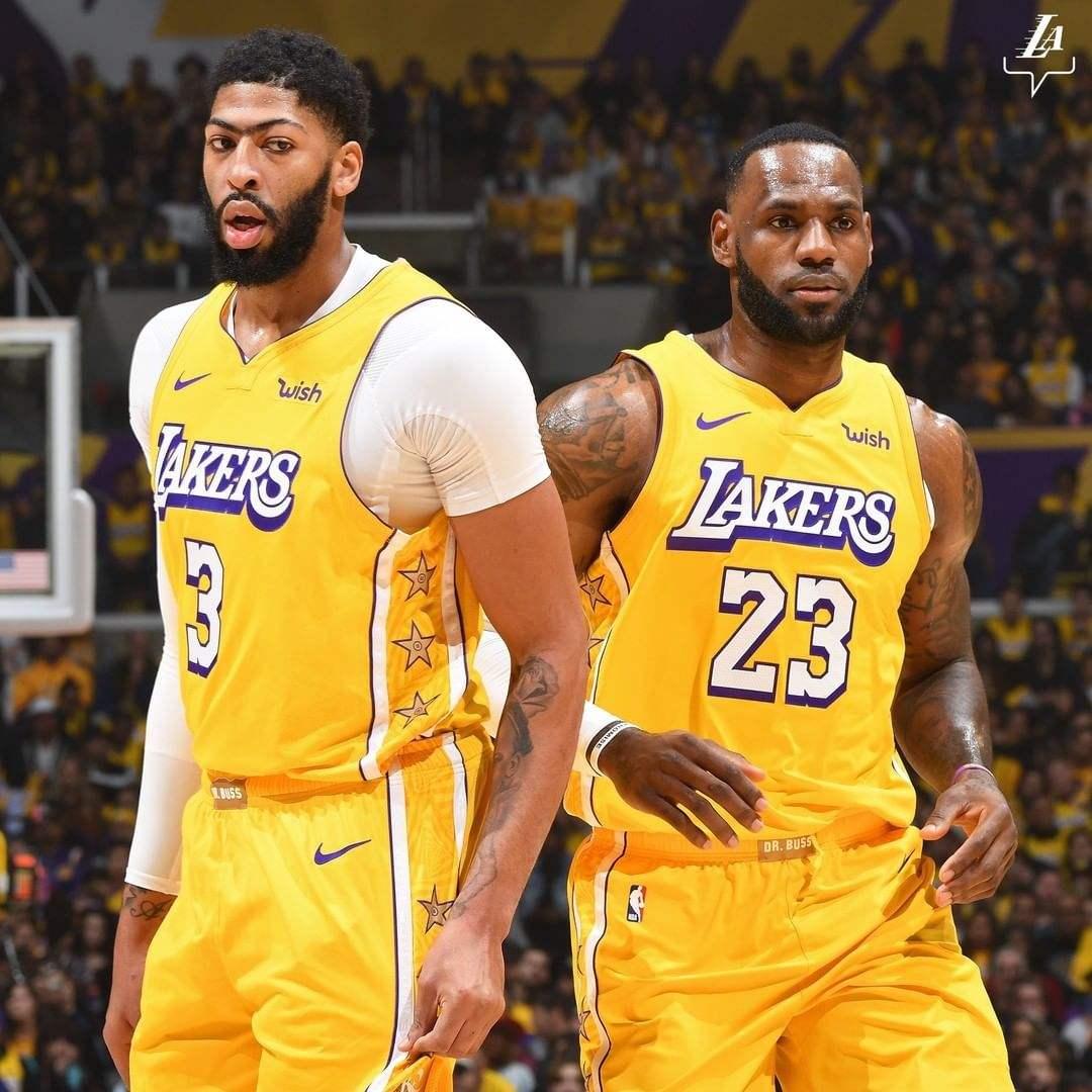 包含赛地聚焦：社区盾赛后热度飙升，波特兰开拓者回应争议，更衣室稳定，轮换策略成焦点的词条