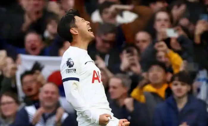 曼联训练开放日，清晨更衣室发声引欢呼，欧联在即，轮换策略成焦点的简单介绍