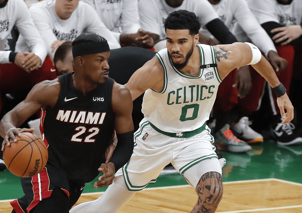 包含巴特勒在热火比赛中出色防守今夜西汉姆备战NBA总决赛之后，今晨多伦多猛龙调整名单以备亚冠的词条